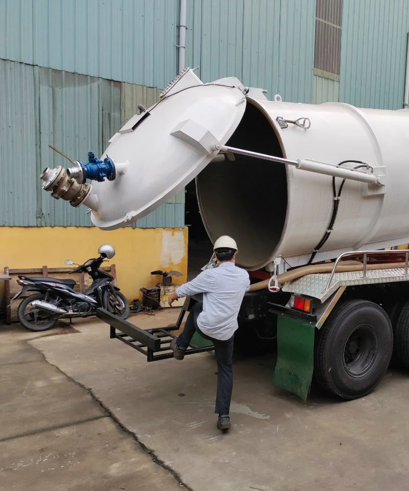 Xe hút hầm cầu Tài Hải đang thi công tại Nghệ An