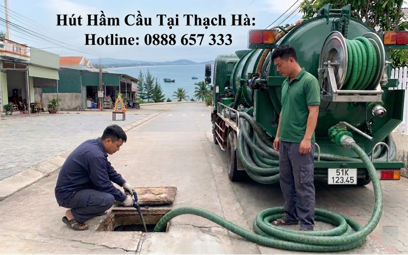 Xe Hút hầm cầu tại Thạch Hà - Thợ của Công Ty Môi Trường Tài Hải đang thi công