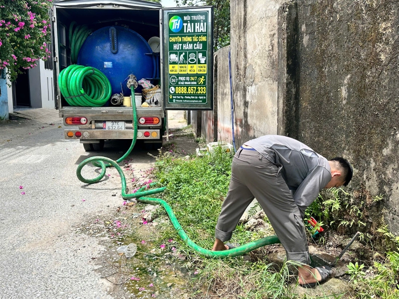 Hút hầm cầu tại Thái Hòa - Kỹ thuật viên Môi Trường Tài Hải đang thi công
