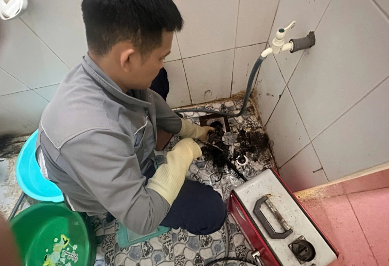 Môi Trường Tài Hải xử lý đường ống thoát nước bằng thiết bị chuyên dụng