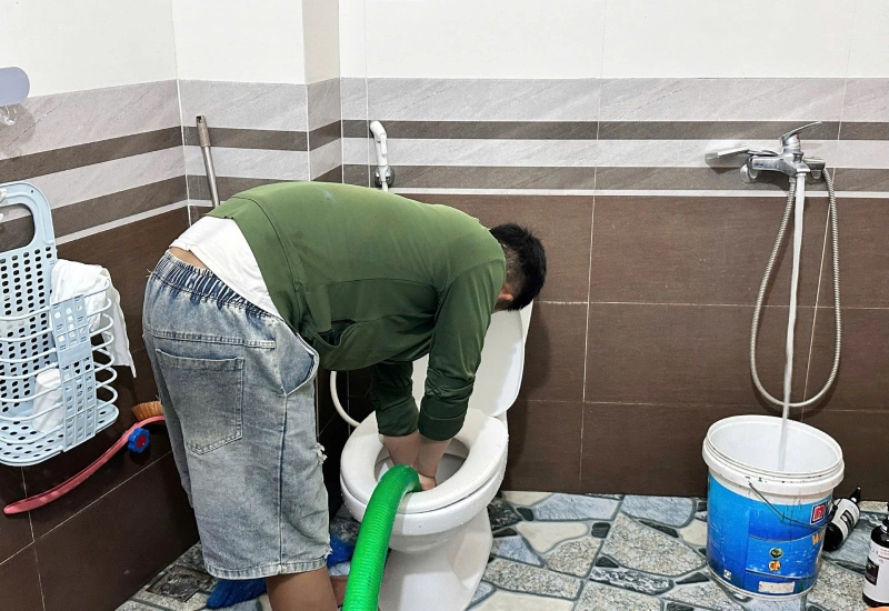 Kỹ thuật viên Môi Trường Tài Hải đang xử lý hệ thống vệ sinh