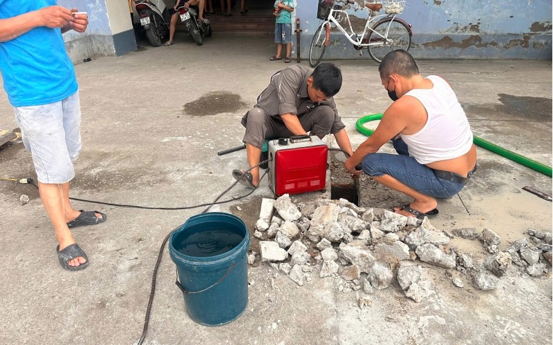 Thợ thông tắc cống tại Diễn Châu